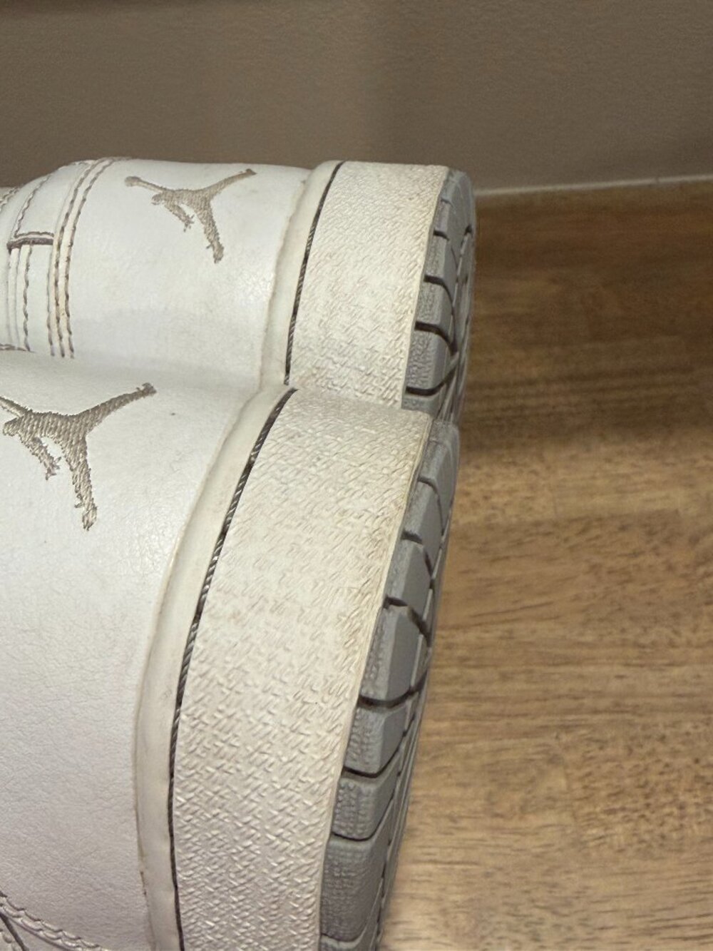 Nike Air Jordan 1 Mid GS Triple White Sneakers 554725-112 Size 7Y - Picture 8 of 8
